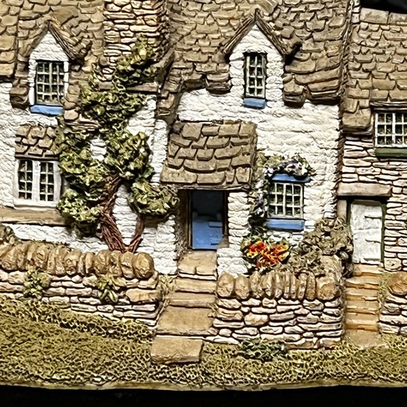 Lilliput Lane | Puffin Row | England Collection - Picture 4 of 16